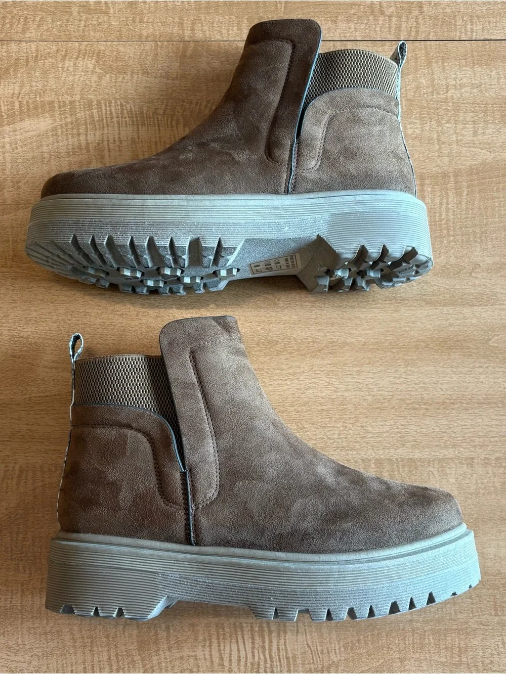 QupidChunky Platform Suede Chelsea Boots - Brown